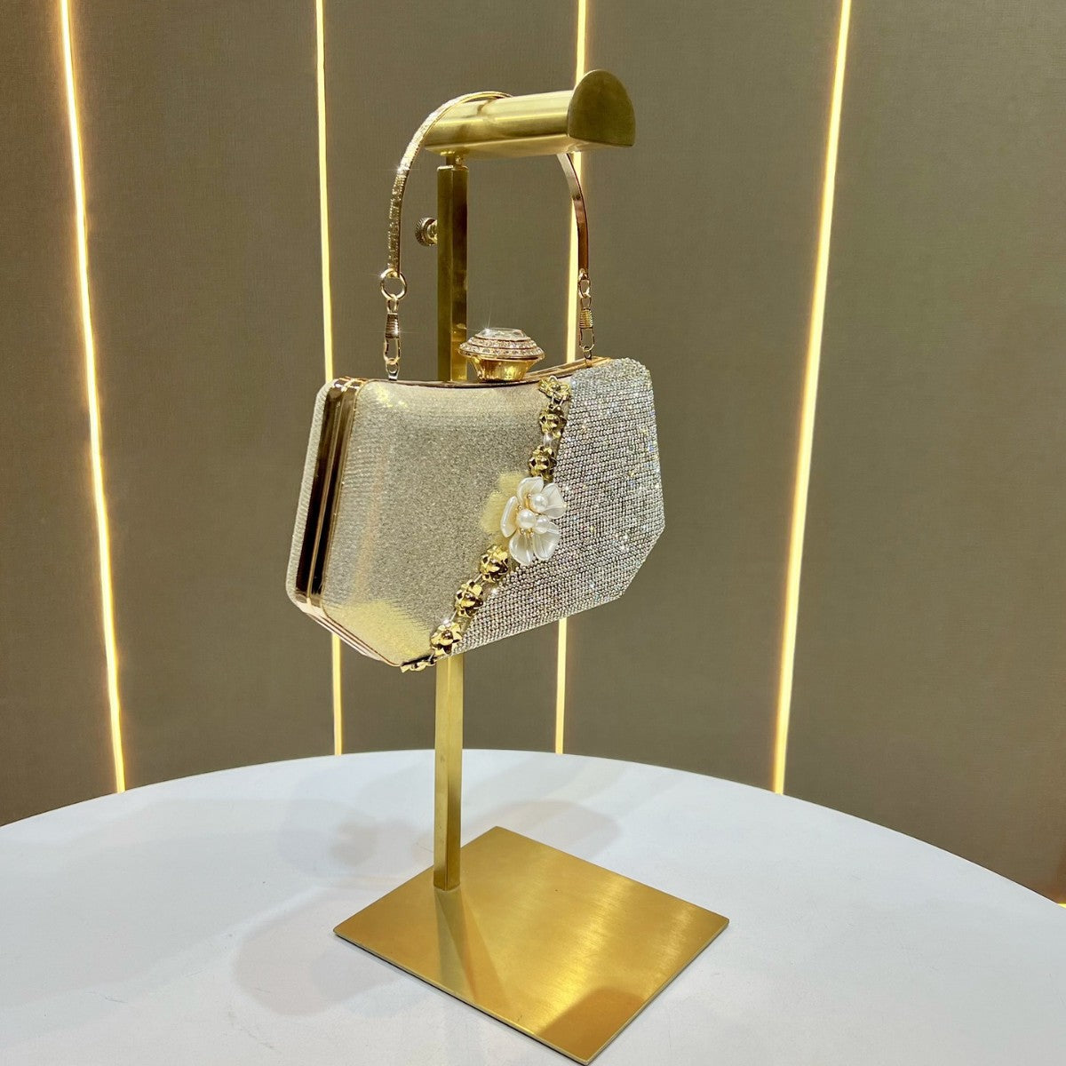 Elegant Rhinestone Floral Evening Clutch for Women, A Unique Boutique Crystal-Studded Top-Handle Crossbody Bag with Light Luxury Design, Perfect for Banquets Formal Dresses Weddings & Special Occasions