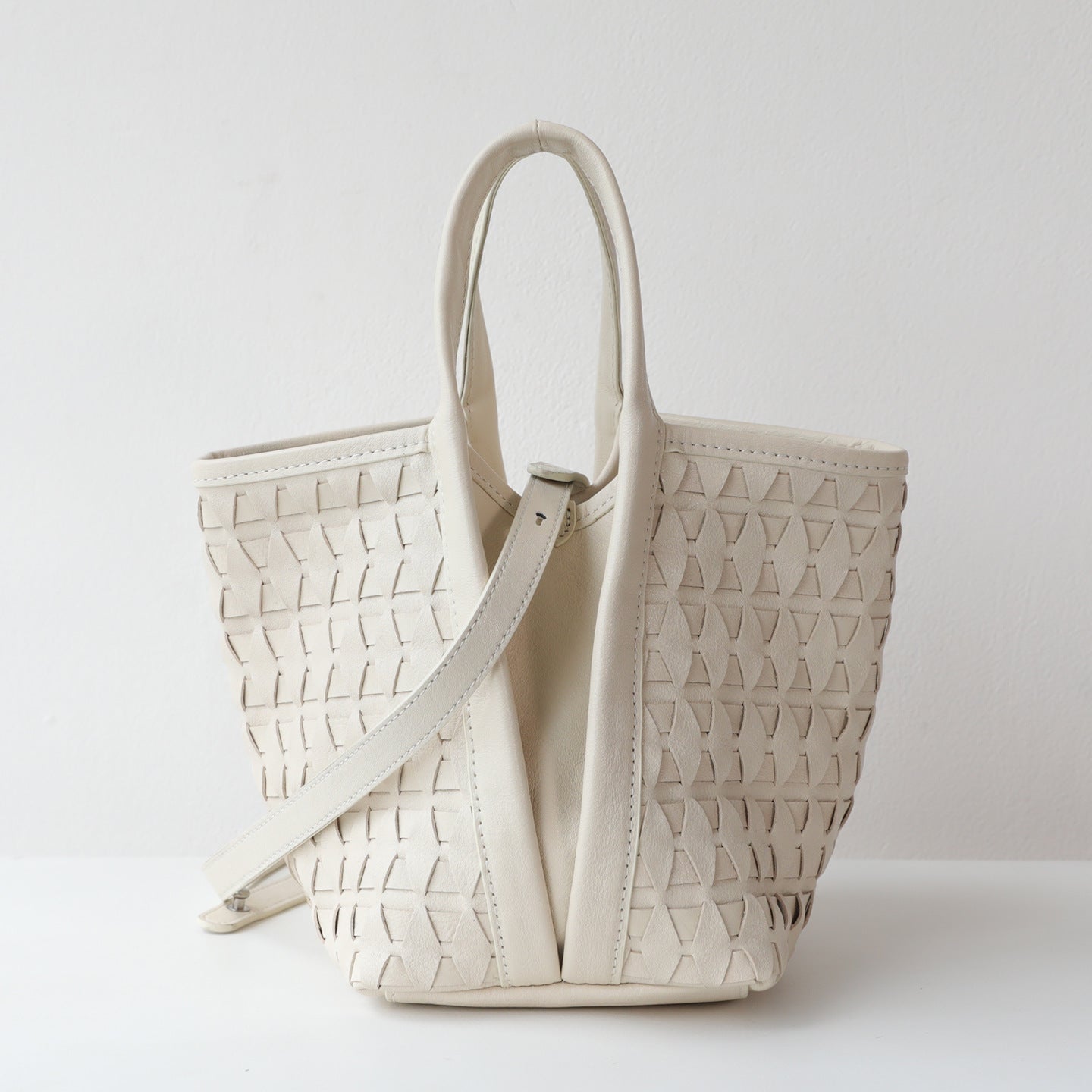 Vegetable-Tanned Cowhide Quilted Woven Bucket Bag for Women Korean Commuter Shoulder Crossbody Handbag, Premium Genuine Leather Purse with Artisan Texture