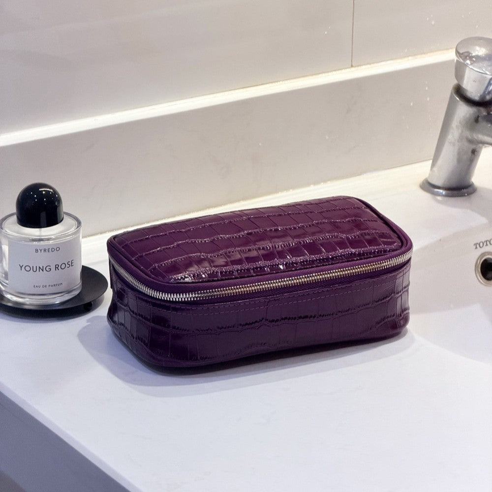 New Arrival Waterproof Croc-Effect Genuine Leather Makeup Bag for Women, A Large Capacity Portable Toiletry Organizer Pouch Perfect for Travel & Daily Use