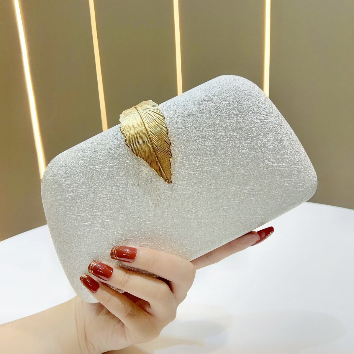 Luxurious Velvet Evening Clutch for Women, A Sophisticated Small Handbag with Elegant Premium Design, Perfect for Cheongsam Formal Gowns Weddings & Banquets