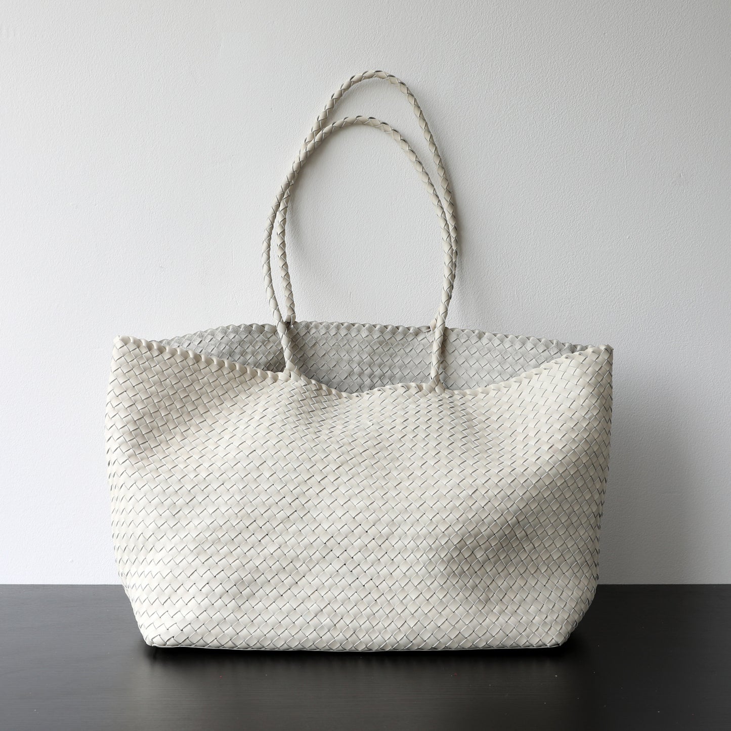 Vegetable-Tanned Leather Handwoven Tote Bag for Women Light Luxury Large Capacity Commuter Shoulder Purse with Artisan Craftsmanship