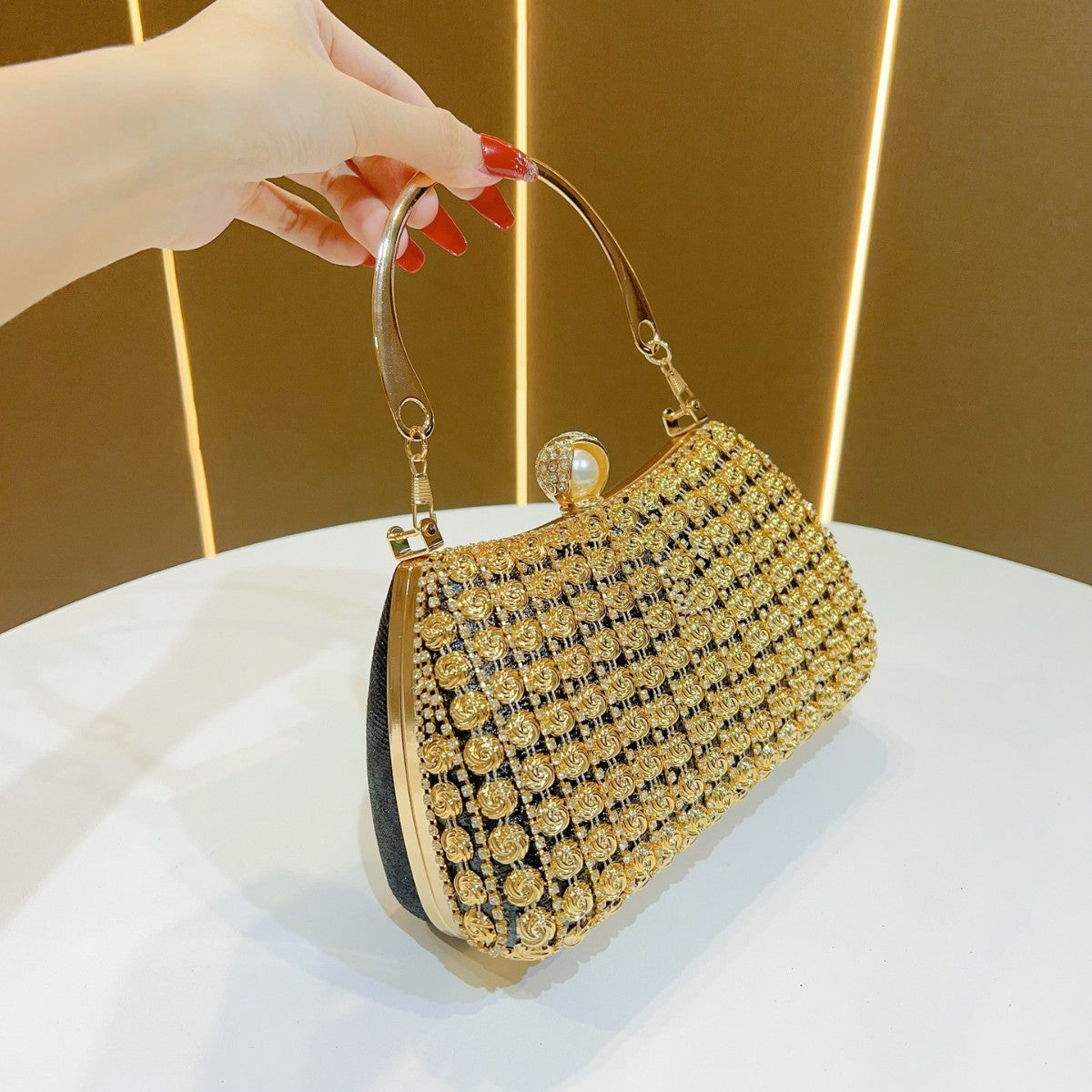 Exquisite New Chinese Vintage Rhinestone Bridal Clutch for Women, A Premium Crystal-Embellished Top-Handle Evening Bag, Perfect for Cheongsam Weddings Banquets & Formal Gowns