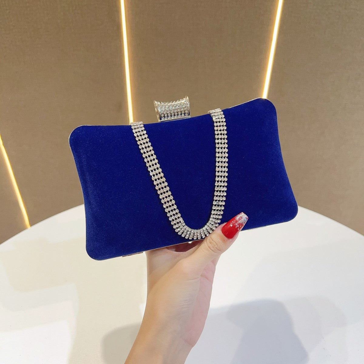 Elegant Velvet Chanel-Style Evening Clutch for Women, A Fashionable Formal Dress Shoulder Handbag with Luxurious Texture, Perfect for Banquets & Parties