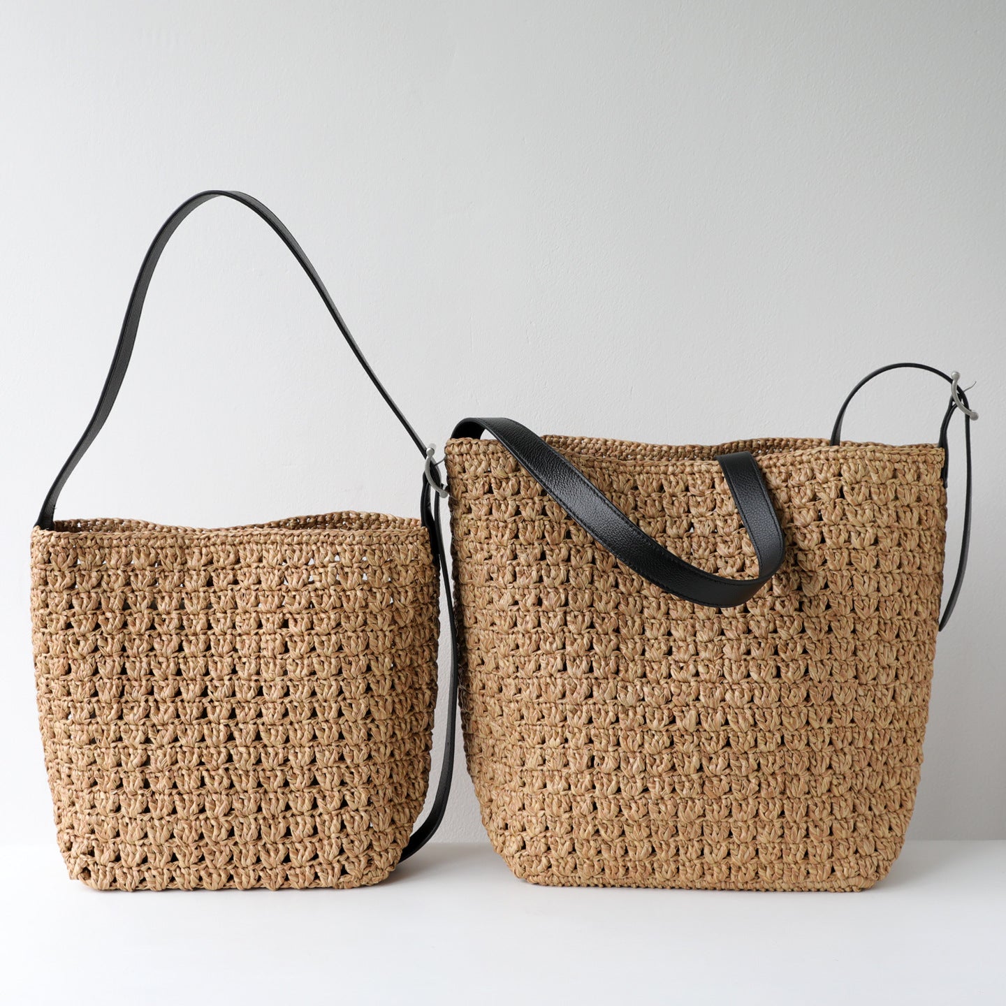 Straw and Cowhide Woven Bucket Bag for Women Large Capacity Shoulder Crossbody Handbag, Casual Versatile Purse with Natural Boho Texture