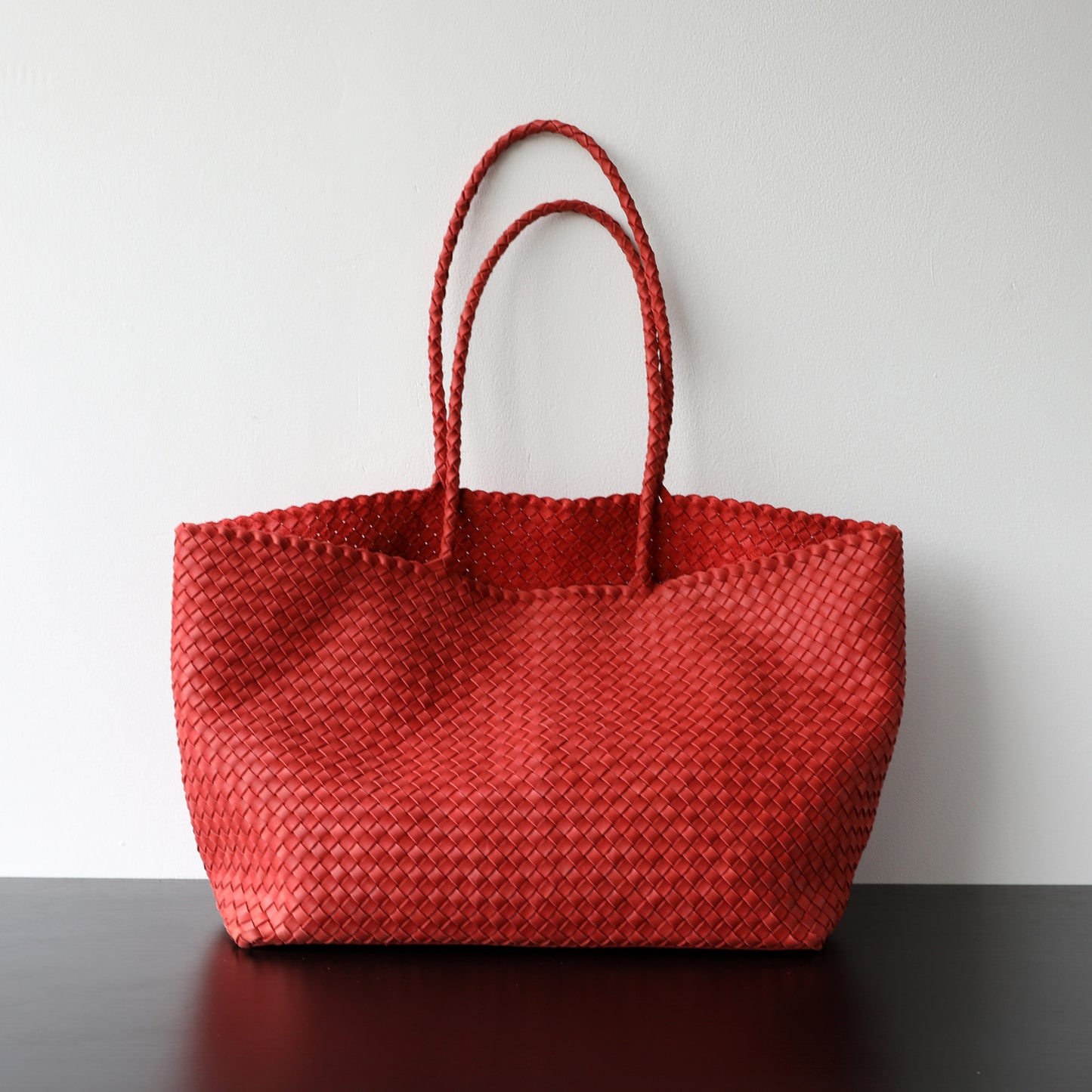 Vegetable-Tanned Leather Handwoven Tote Bag for Women Light Luxury Large Capacity Commuter Shoulder Purse with Artisan Craftsmanship
