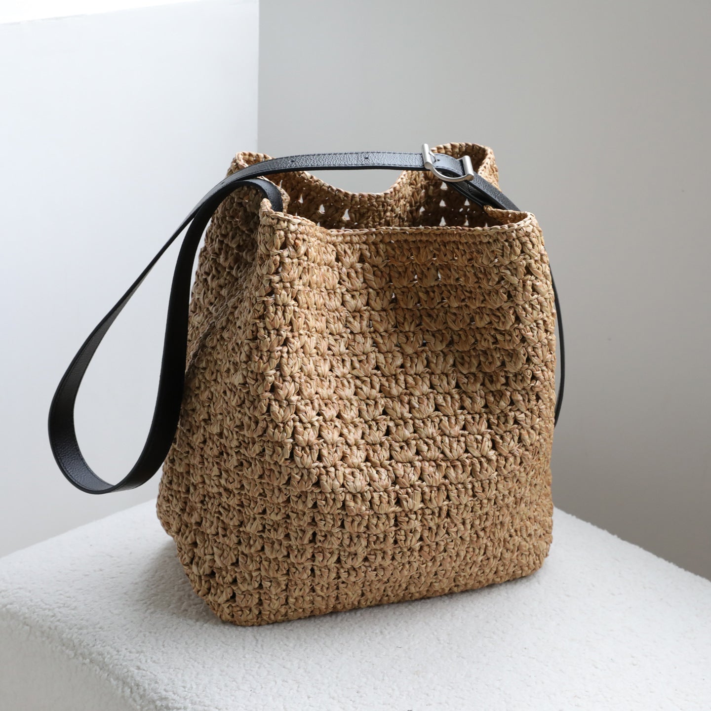 Straw and Cowhide Woven Bucket Bag for Women Large Capacity Shoulder Crossbody Handbag, Casual Versatile Purse with Natural Boho Texture