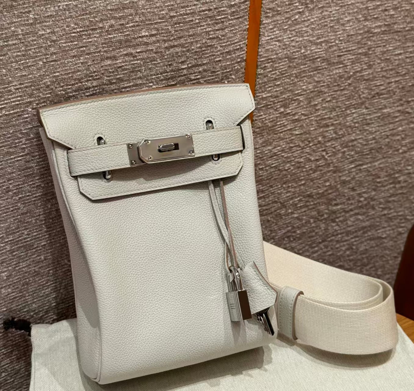 Genuine Top Layer Togo Pebbled Leather Chest Bag for Men and Women, Hermès-Style Unisex Waist Crossbody Shoulder Purse, Minimalist Fashionable Casual Daypack for Ladies and Gentlemen