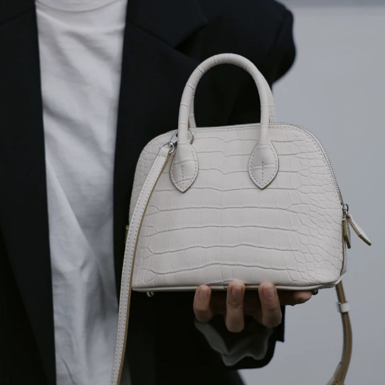 New Arrival Croc-Effect Genuine Leather Bowling Shell Bag for Women, A Mini Top-Handle Crossbody Commuter Handbag with Trendy Versatile Design