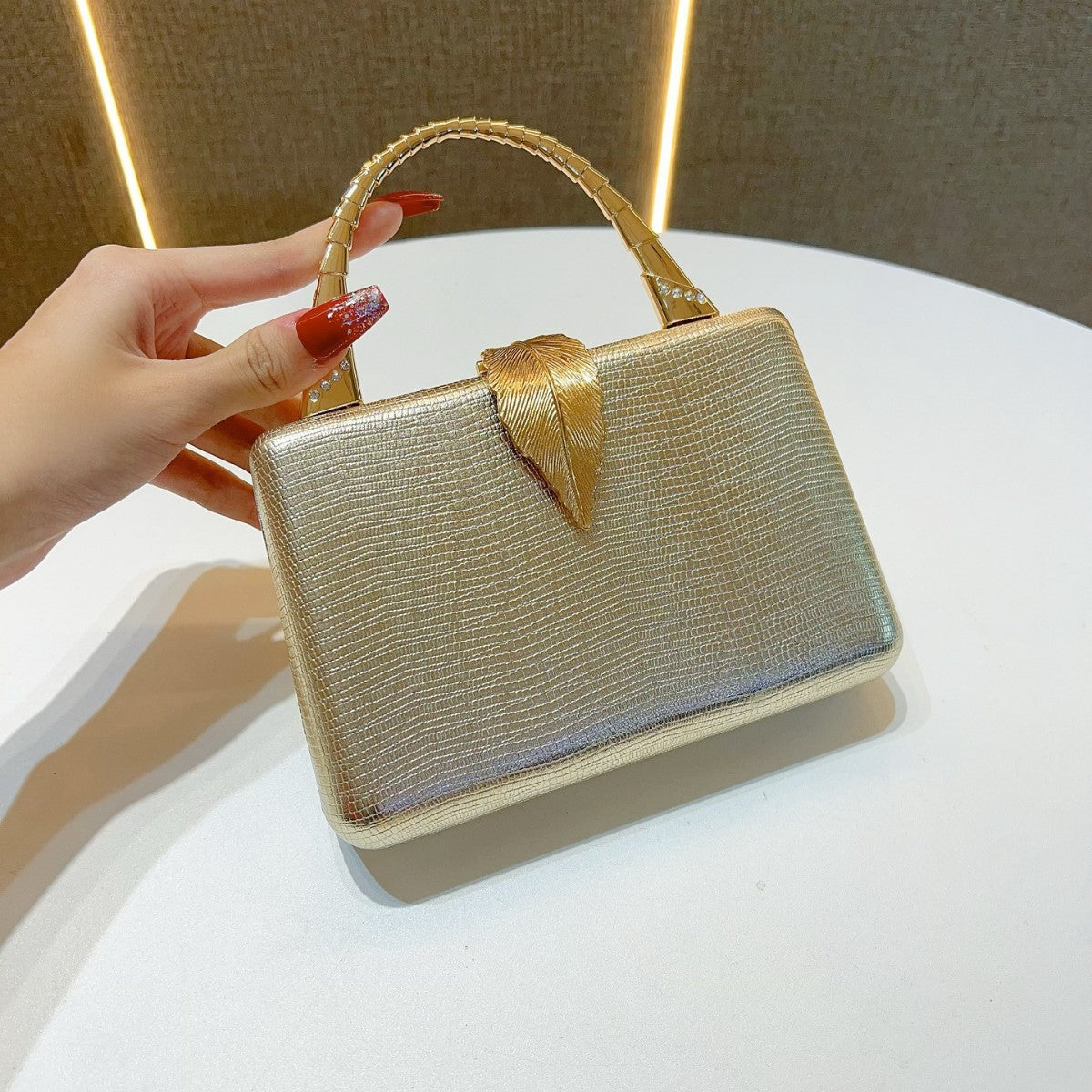 Elegant Premium Evening Clutch for Women, A Glamorous Top-Handle Crossbody Shoulder Handbag with Sophisticated Design, Perfect for Parties Banquets Formal Gowns & Special Occasions