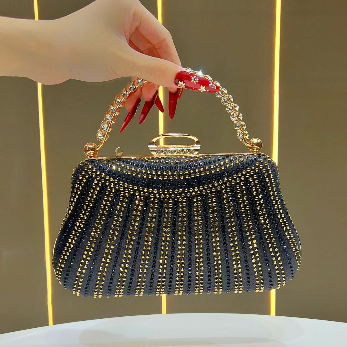 Dazzling Full Rhinestone Evening Clutch for Women, A Sparkly Crystal Banquet Bag Perfect for Cheongsam Wedding Gowns & Formal Dresses, Ins-Style Glamorous Purse