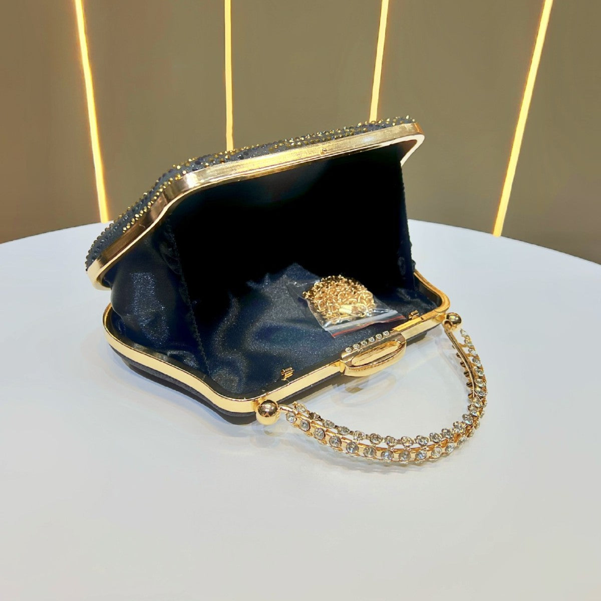 Dazzling Full Rhinestone Evening Clutch for Women, A Sparkly Crystal Banquet Bag Perfect for Cheongsam Wedding Gowns & Formal Dresses, Ins-Style Glamorous Purse