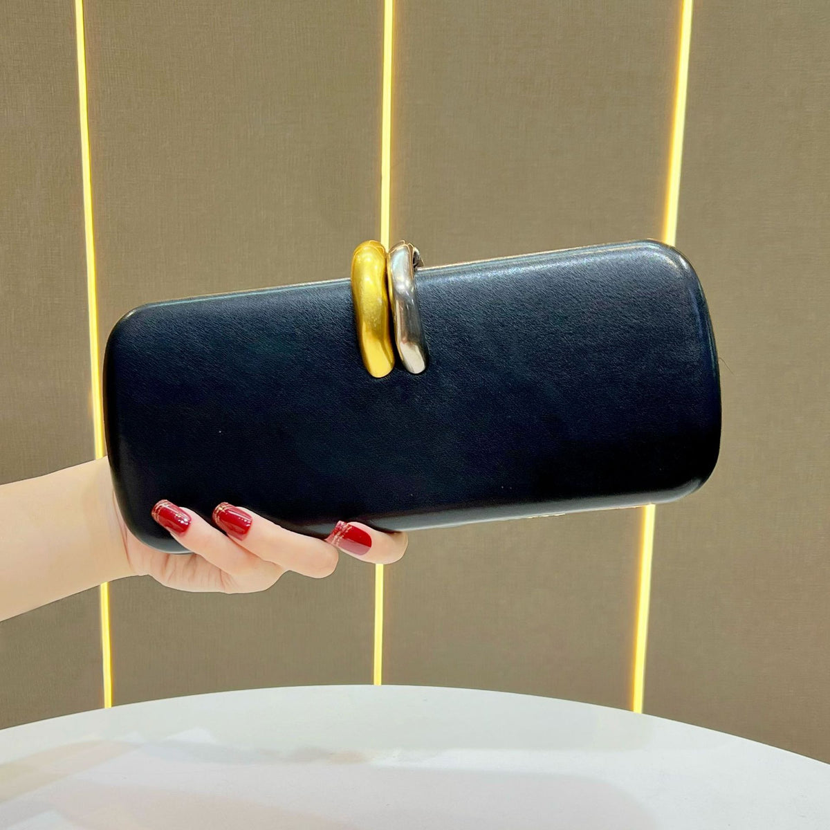 Chic Chain Evening Clutch for Women, A Versatile Top-Handle Crossbody Bag with Premium Elegant Design, Perfect for Formal Gowns Weddings & Special Occasions