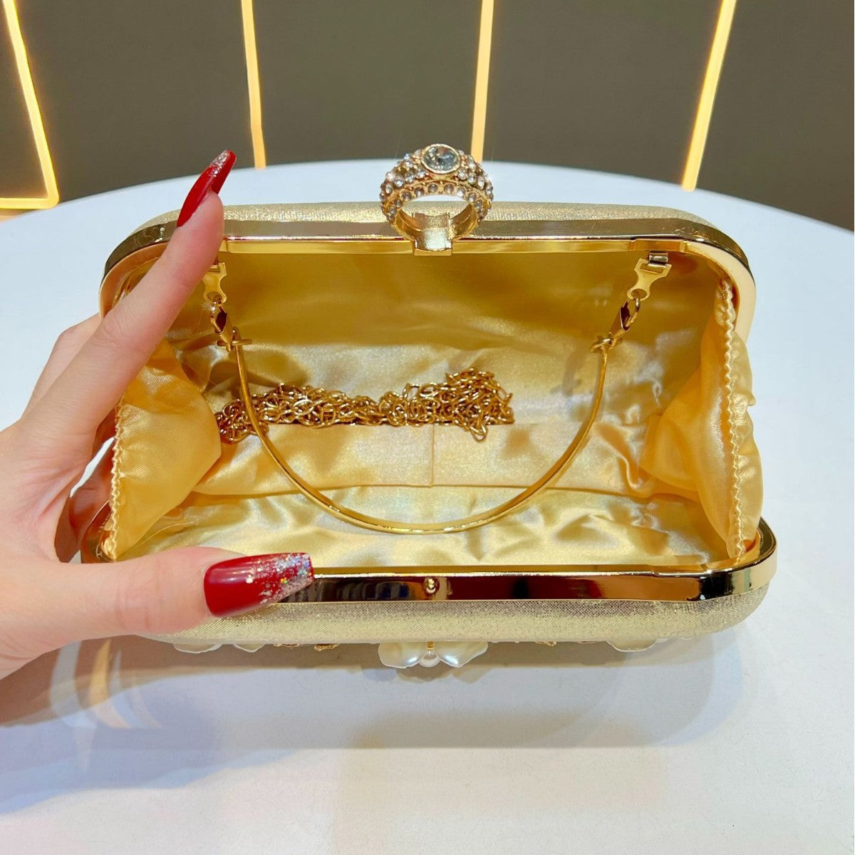 Elegant Pearl Flower Evening Clutch for Women, A Charming Small Top-Handle Crossbody Bag with Exquisite Floral Pearl Embellishment, Perfect for Formal Gowns Banquets Weddings & Special Occasions