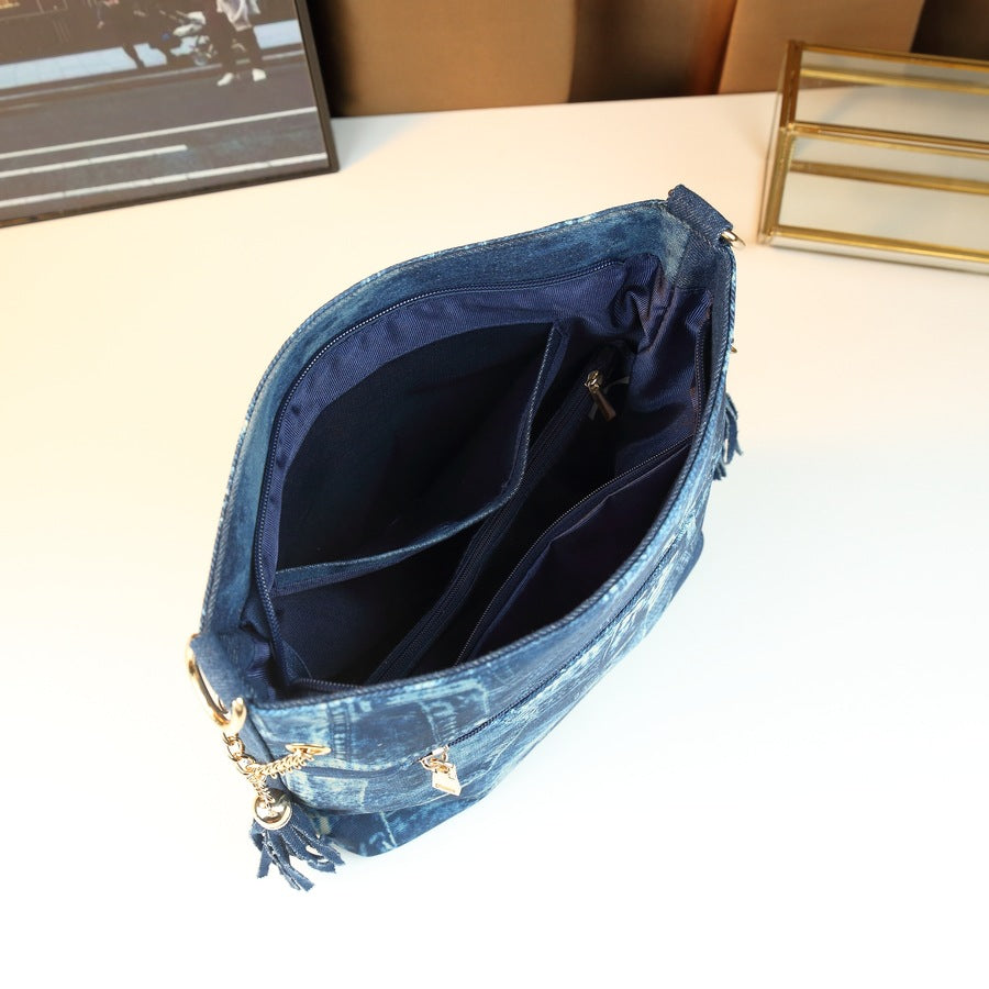 Amazon 五点描述 (Five Bullet Points) Dazzling Rhinestone Embellishments – Featuring sparkling rhinestone accents that add a touch of glamour and sophistication to the rugged denim fabric. The crystals catch the light beautifully, creating an eye-catchin