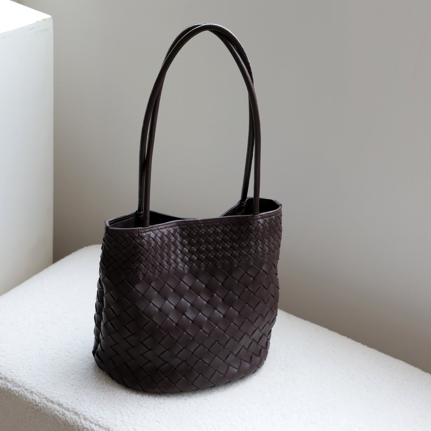Sheepskin Woven Bucket Bag for Women Large Capacity Commuter Shoulder Handbag, Multi-Compartment Versatile Purse with Premium Artisan Texture