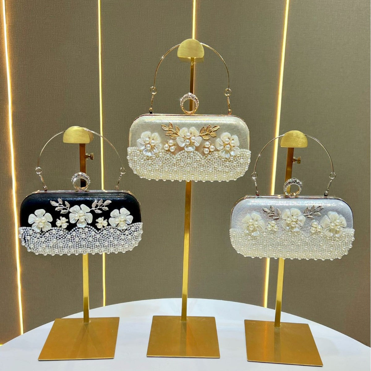 Elegant Pearl Flower Evening Clutch for Women, A Charming Small Top-Handle Crossbody Bag with Exquisite Floral Pearl Embellishment, Perfect for Formal Gowns Banquets Weddings & Special Occasions