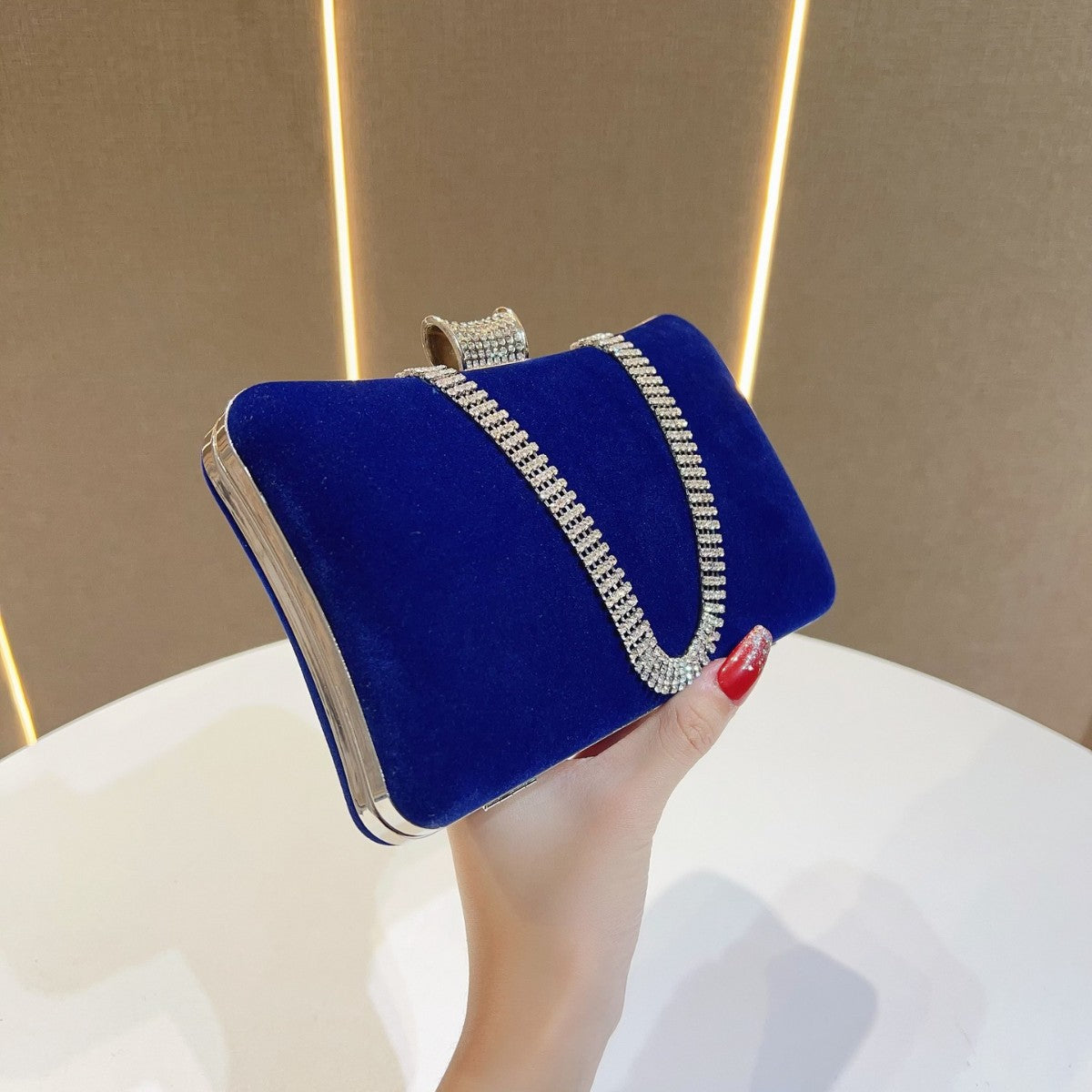 Elegant Velvet Chanel-Style Evening Clutch for Women, A Fashionable Formal Dress Shoulder Handbag with Luxurious Texture, Perfect for Banquets & Parties