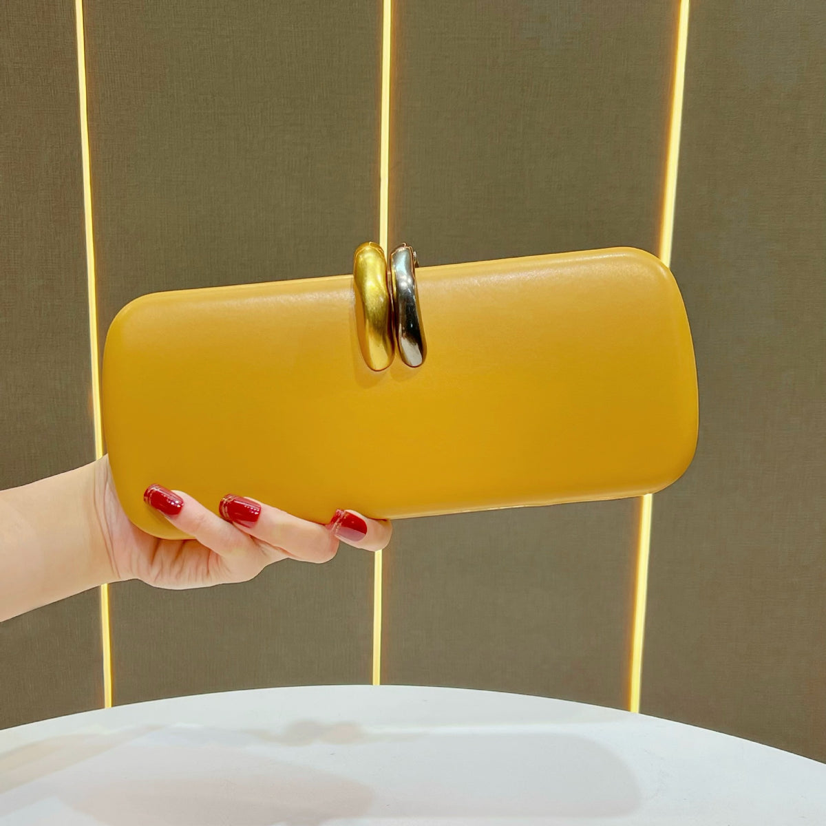 Chic Chain Evening Clutch for Women, A Versatile Top-Handle Crossbody Bag with Premium Elegant Design, Perfect for Formal Gowns Weddings & Special Occasions