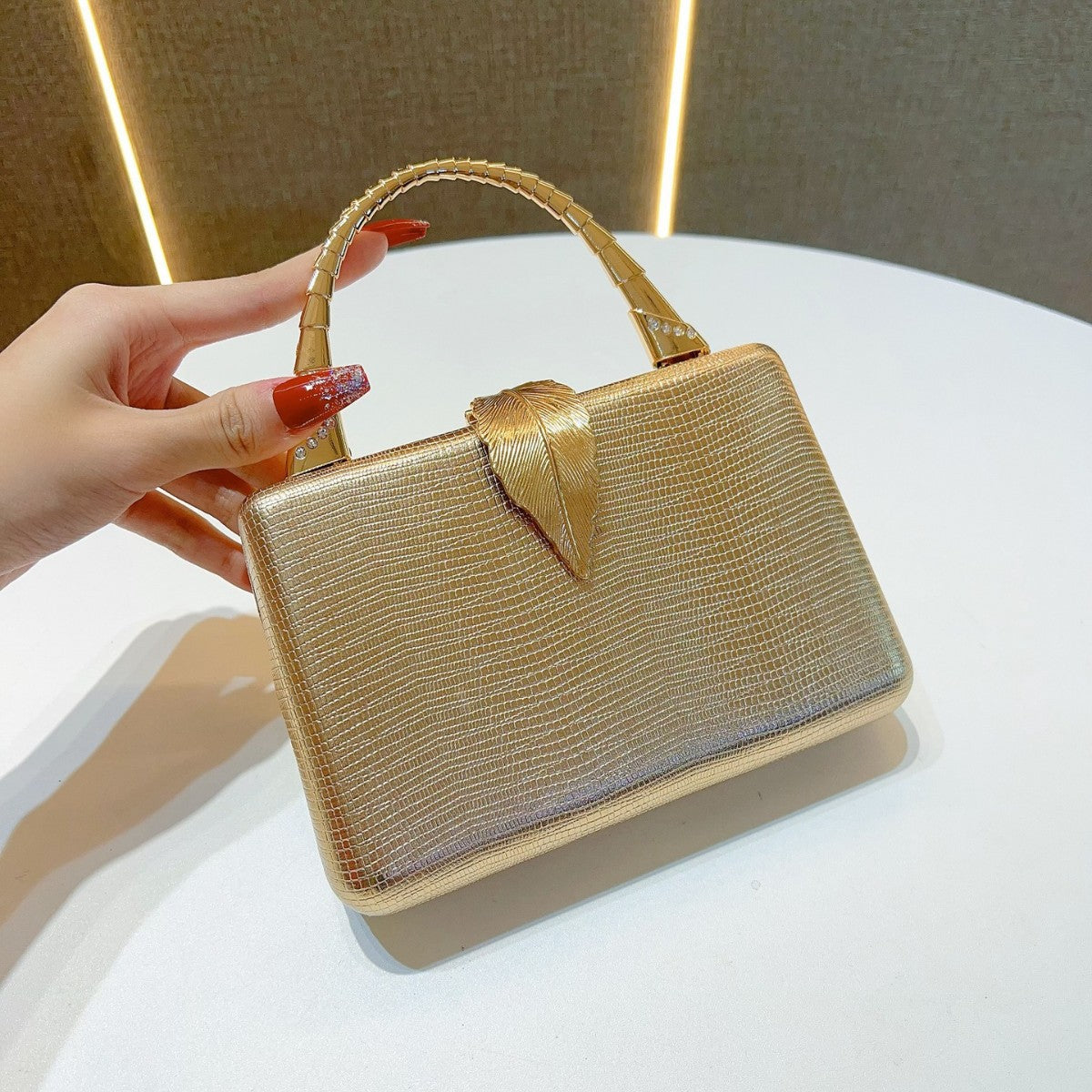 Elegant Premium Evening Clutch for Women, A Glamorous Top-Handle Crossbody Shoulder Handbag with Sophisticated Design, Perfect for Parties Banquets Formal Gowns & Special Occasions