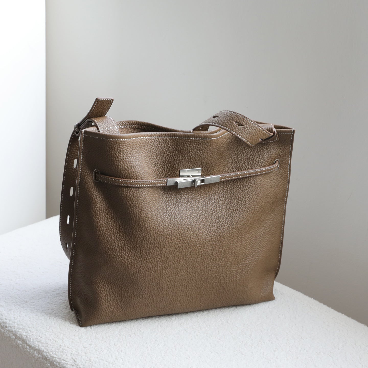 Top Layer Cowhide Tote Bag for Women Large Capacity Commuter Shoulder Handbag, Wide Crossbody Strap with Versatile Everyday Design