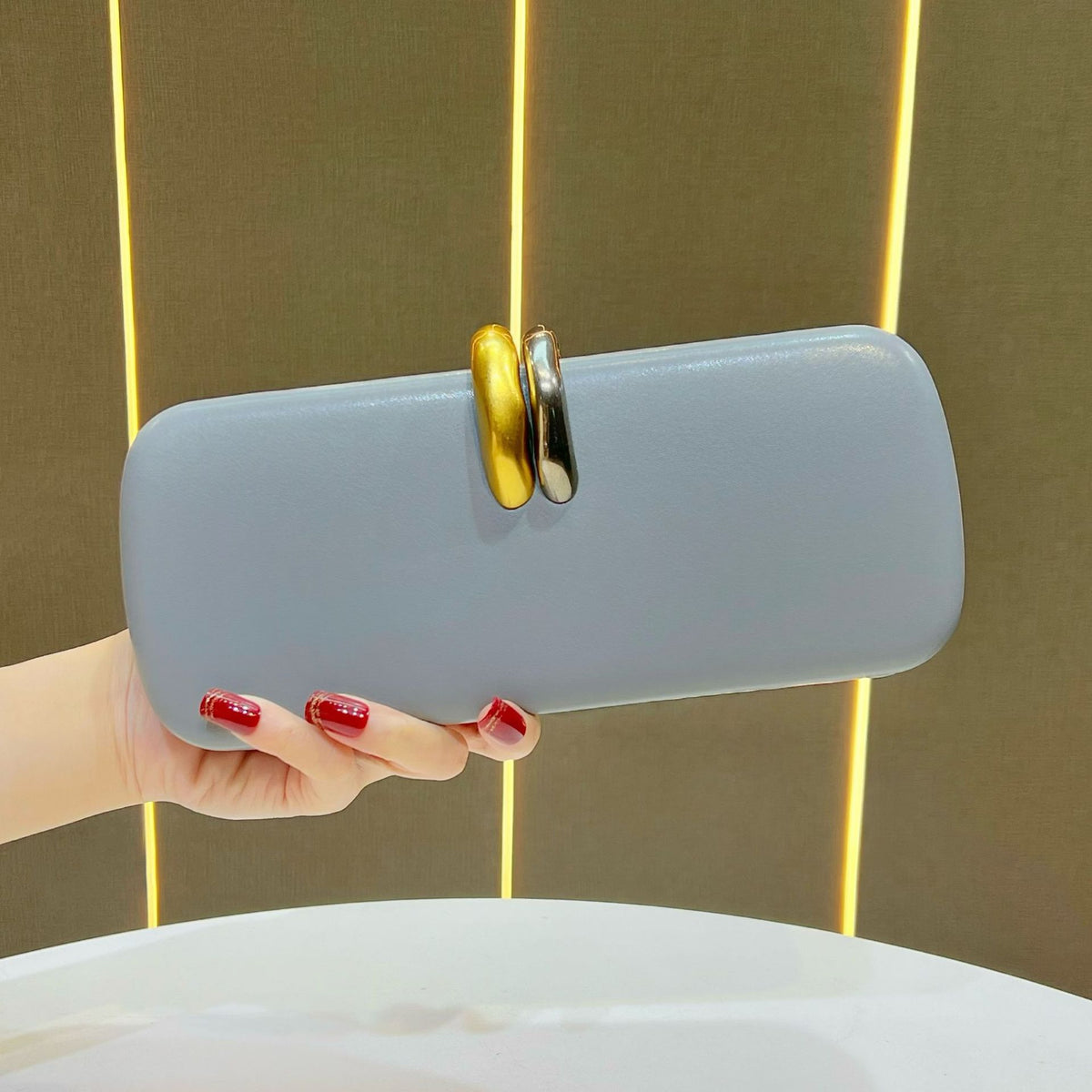 Chic Chain Evening Clutch for Women, A Versatile Top-Handle Crossbody Bag with Premium Elegant Design, Perfect for Formal Gowns Weddings & Special Occasions