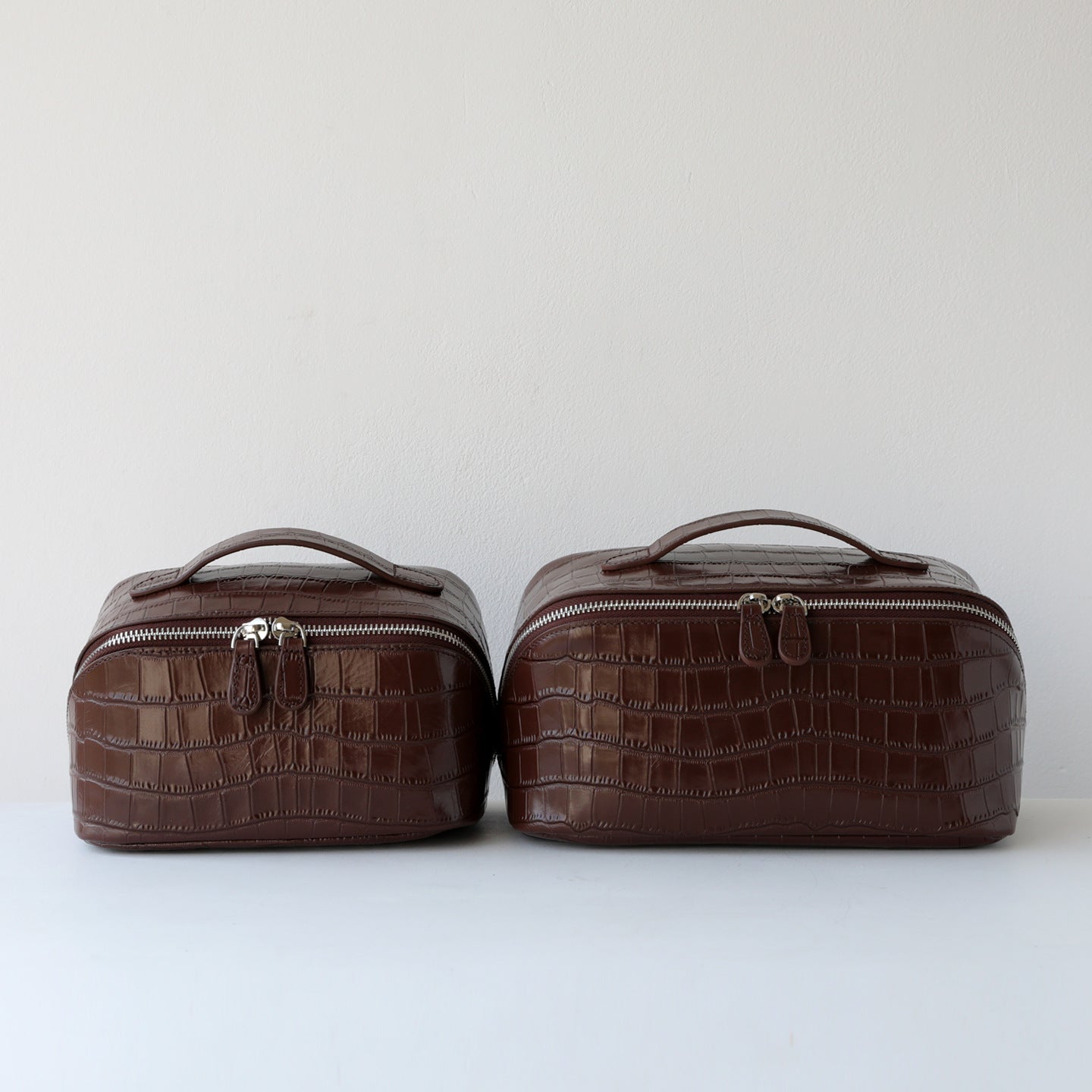 New Arrival Genuine Leather Croc-Effect Toiletry Bag for Travel, A Large Capacity Cosmetics Organizer Pouch with Premium Top-Layer Cowhide & Stylish Design