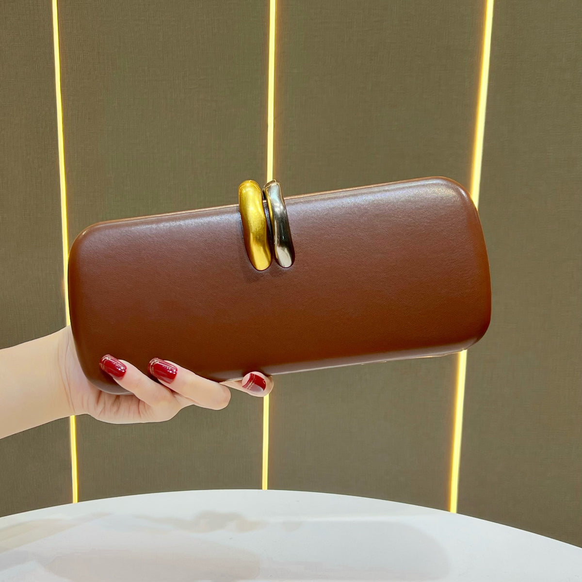 Chic Chain Evening Clutch for Women, A Versatile Top-Handle Crossbody Bag with Premium Elegant Design, Perfect for Formal Gowns Weddings & Special Occasions