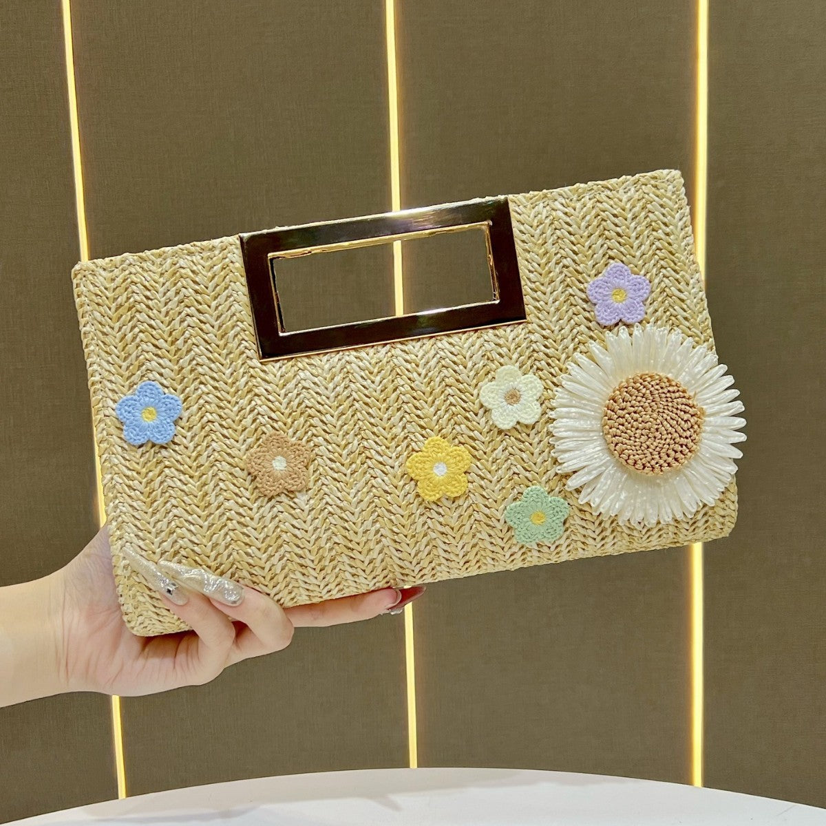 Chic Woven Straw Clutch for Women, A Stylish Chain Crossbody Shoulder Handbag with Top Handle & Eye-Catching Design, Perfect for Summer Beach Vacations & Everyday Style