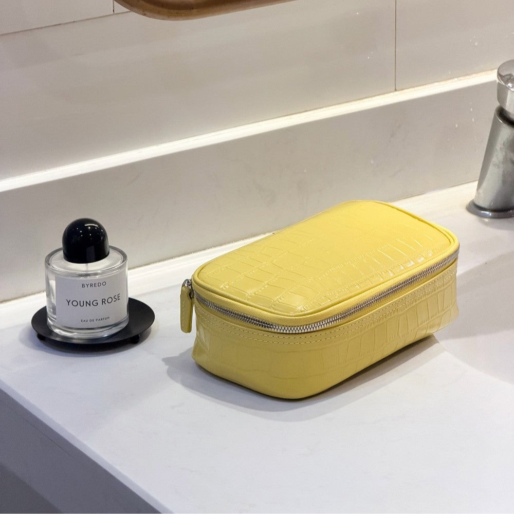 New Arrival Waterproof Croc-Effect Genuine Leather Makeup Bag for Women, A Large Capacity Portable Toiletry Organizer Pouch Perfect for Travel & Daily Use