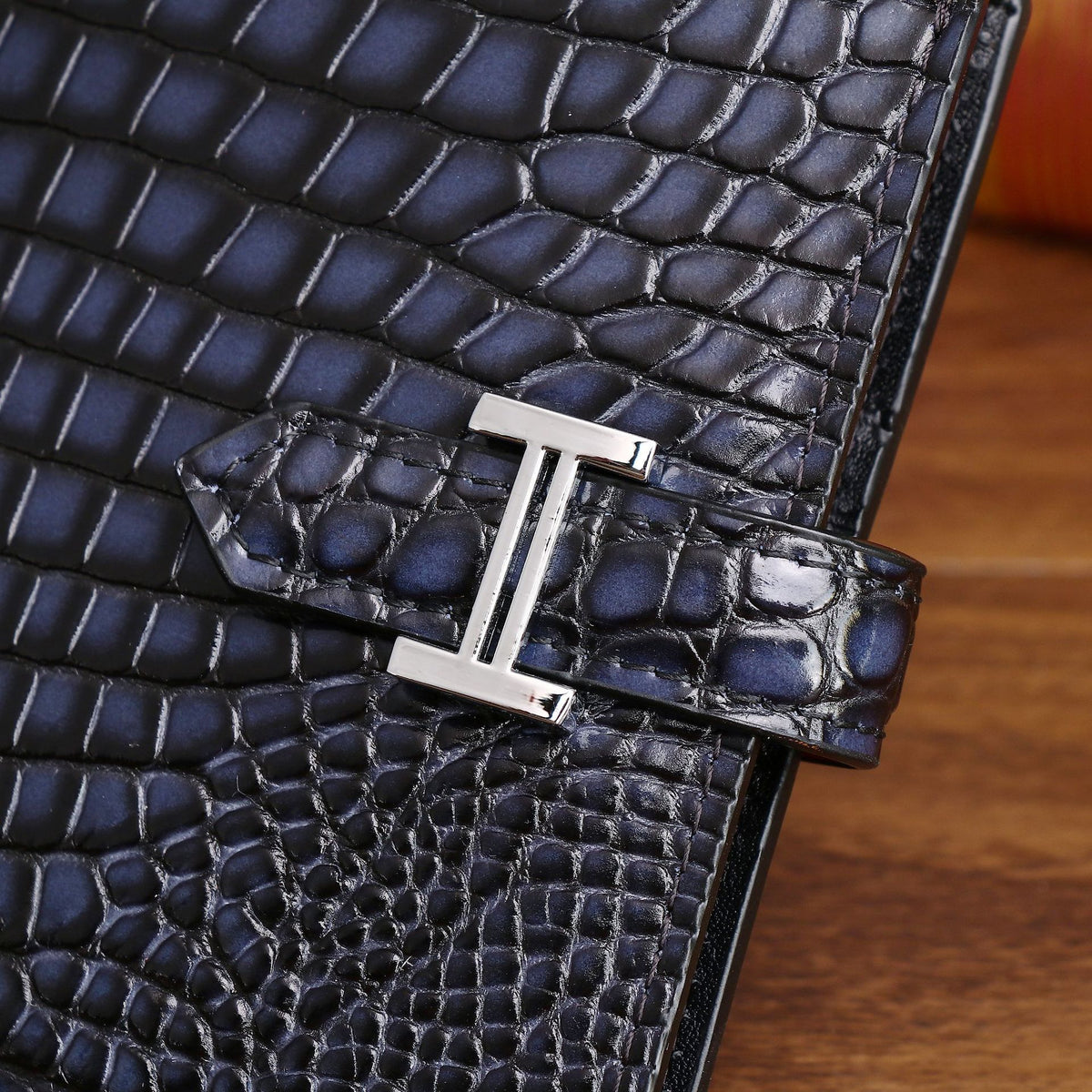 New Arrival Croc-Effect Suit Clutch Wallet for Men & Women, A Multi-Functional Card Holder with Multiple Slots, Perfect Business Accessory