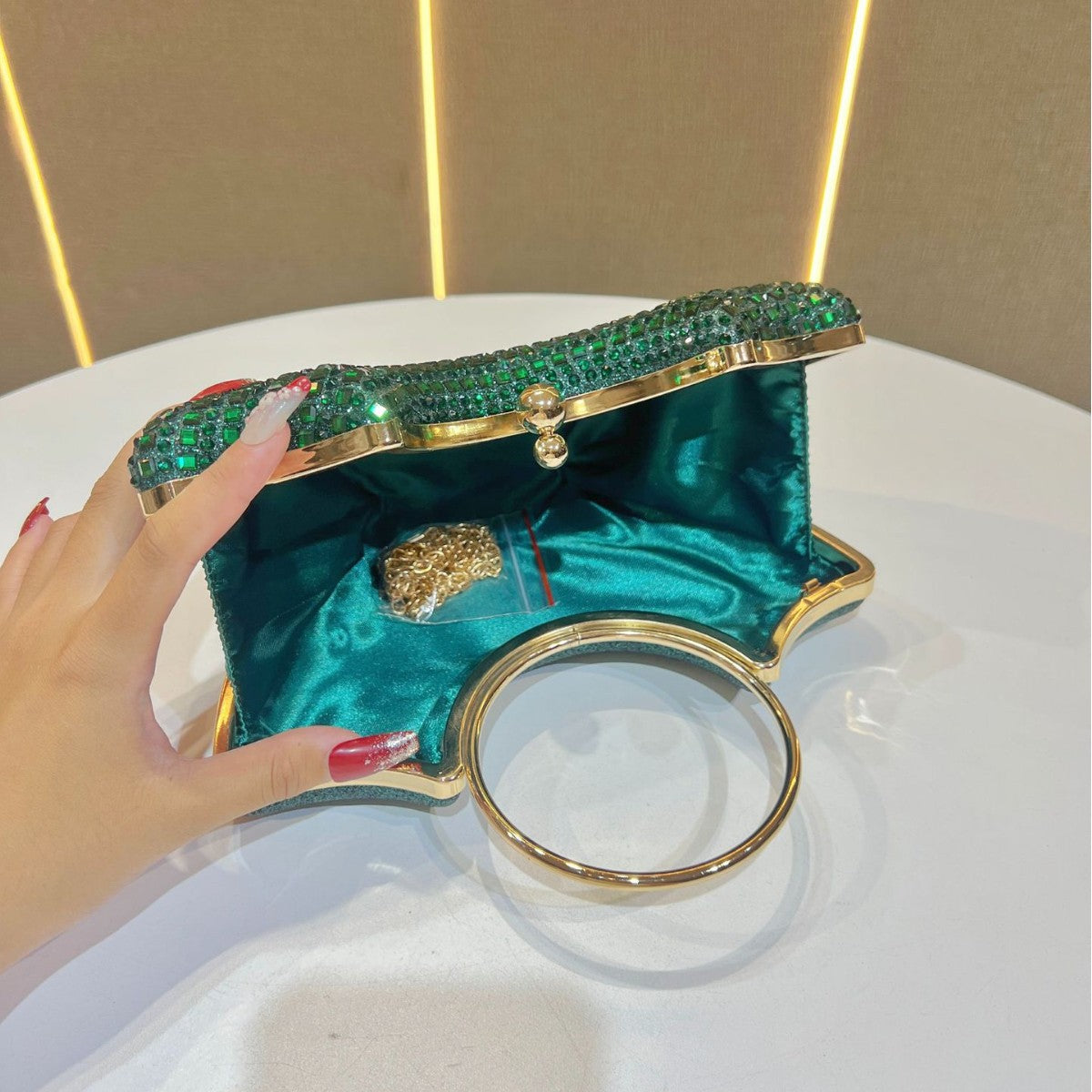 Dazzling Rhinestone Evening Clutch for Women, A Sophisticated Sparkly Top-Handle Handbag with Premium Luxury Look, Ideal for Formal Gowns Weddings & Banquets