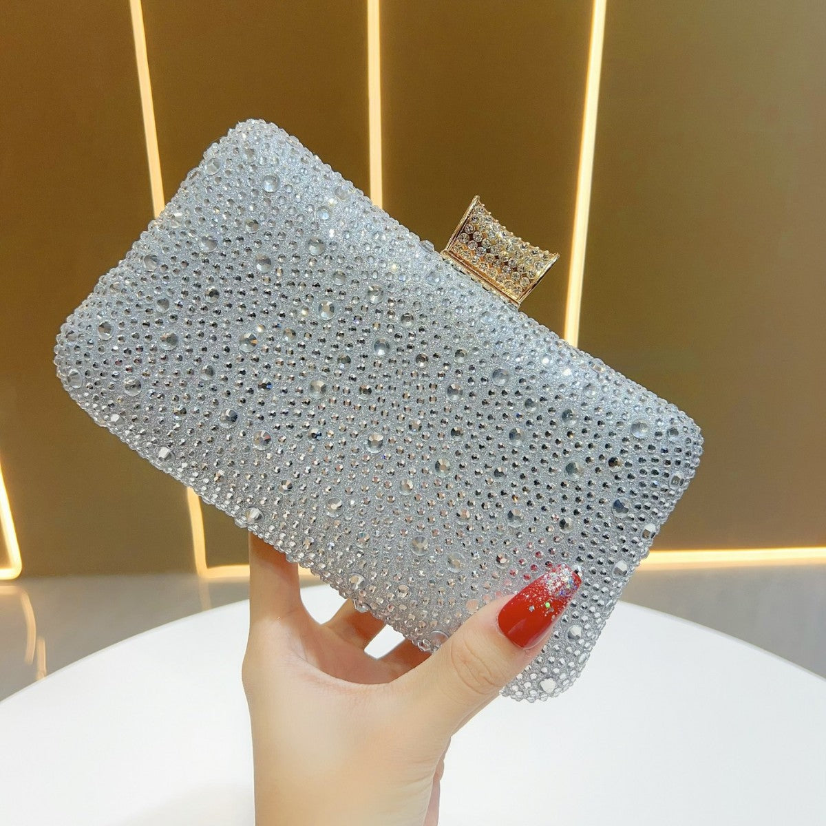 Dazzling Full Rhinestone Evening Clutch for Women, A Luxury Chain Banquet Bag with Glamorous Premium Design, Perfect for Formal Events & Special Occasions