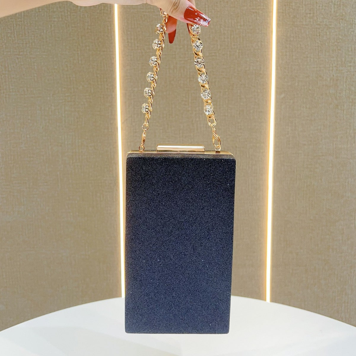 Chic Chain Top-Handle Evening Bag for Women, A Turn-Lock Banquet Purse Perfect for Formal Dresses with Convenient Phone Compartment