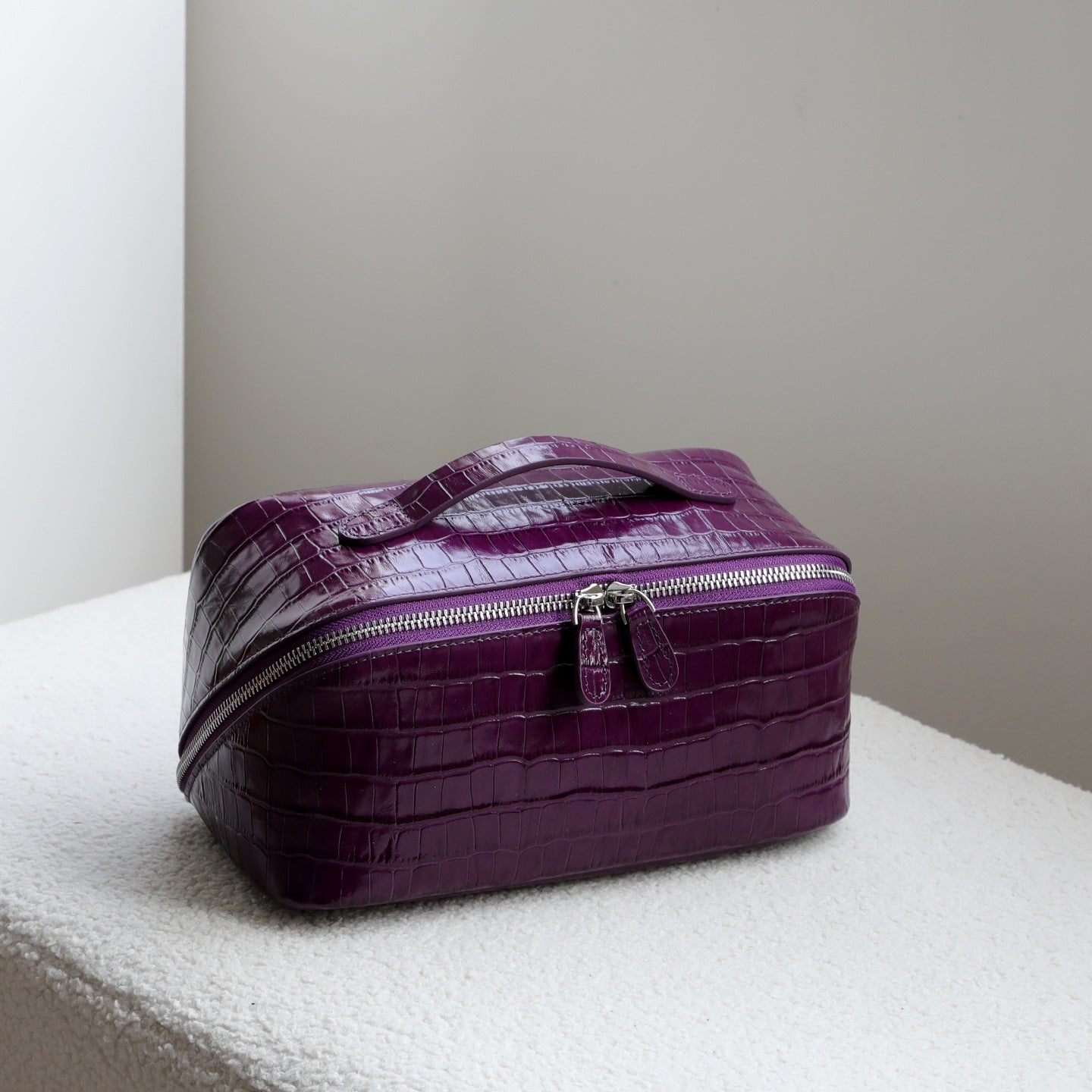 New Arrival Genuine Leather Croc-Effect Toiletry Bag for Travel, A Large Capacity Cosmetics Organizer Pouch with Premium Top-Layer Cowhide & Stylish Design