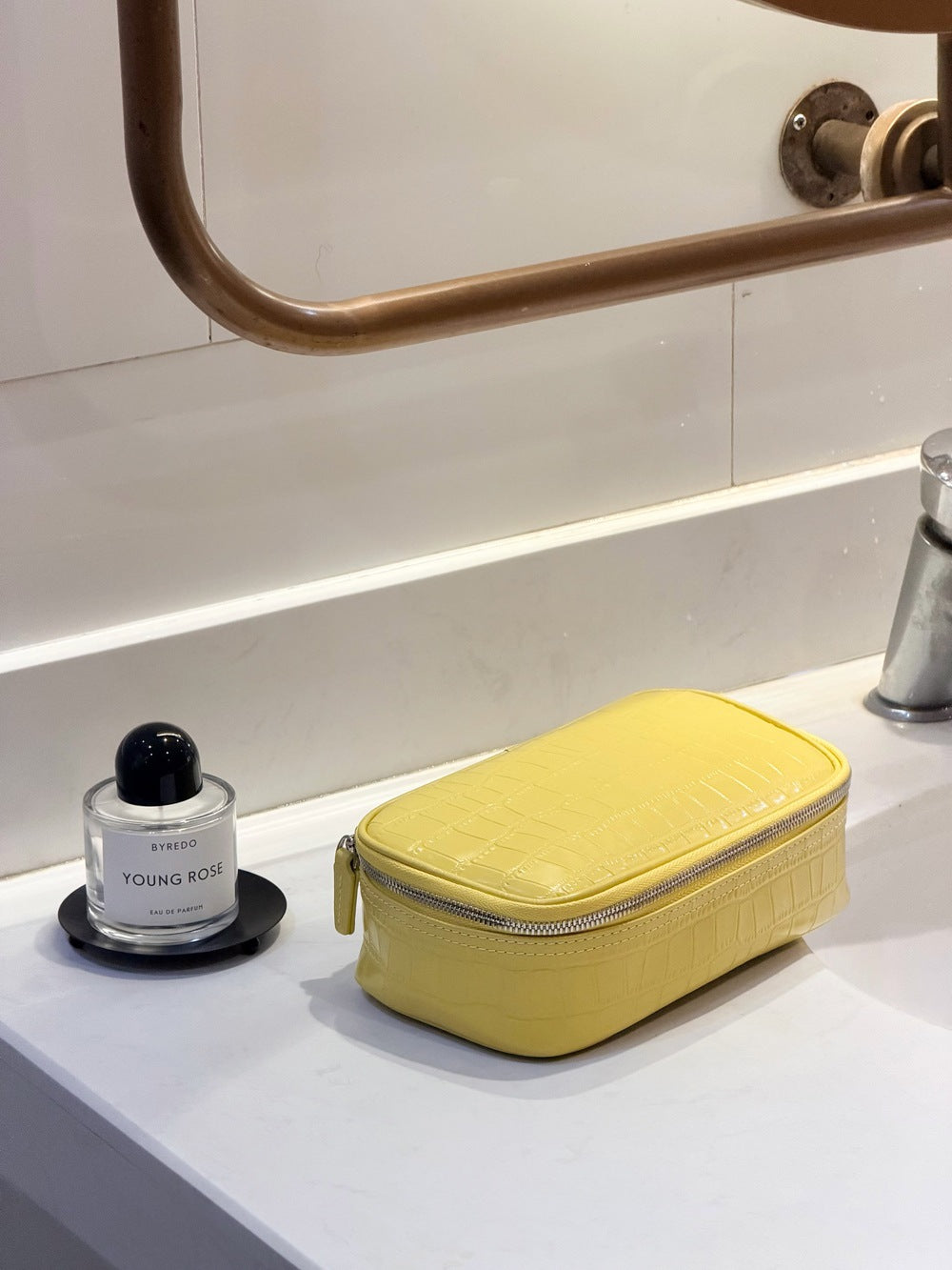 New Arrival Waterproof Croc-Effect Genuine Leather Makeup Bag for Women, A Large Capacity Portable Toiletry Organizer Pouch Perfect for Travel & Daily Use