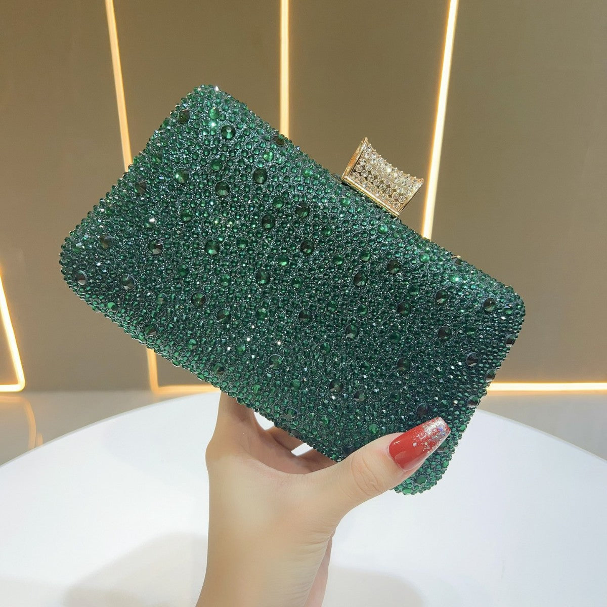 Dazzling Full Rhinestone Evening Clutch for Women, A Luxury Chain Banquet Bag with Glamorous Premium Design, Perfect for Formal Events & Special Occasions