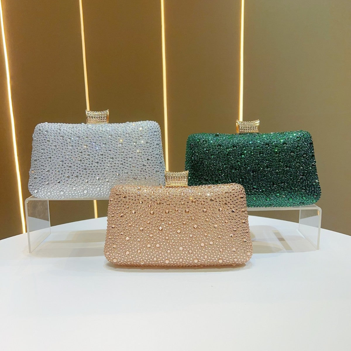 Dazzling Full Rhinestone Evening Clutch for Women, A Luxury Chain Banquet Bag with Glamorous Premium Design, Perfect for Formal Events & Special Occasions
