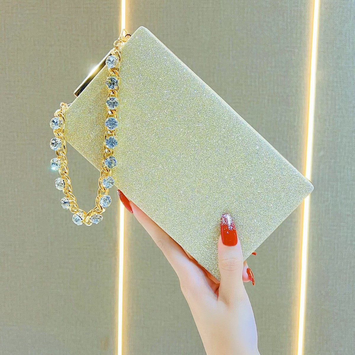 Chic Chain Top-Handle Evening Bag for Women, A Turn-Lock Banquet Purse Perfect for Formal Dresses with Convenient Phone Compartment