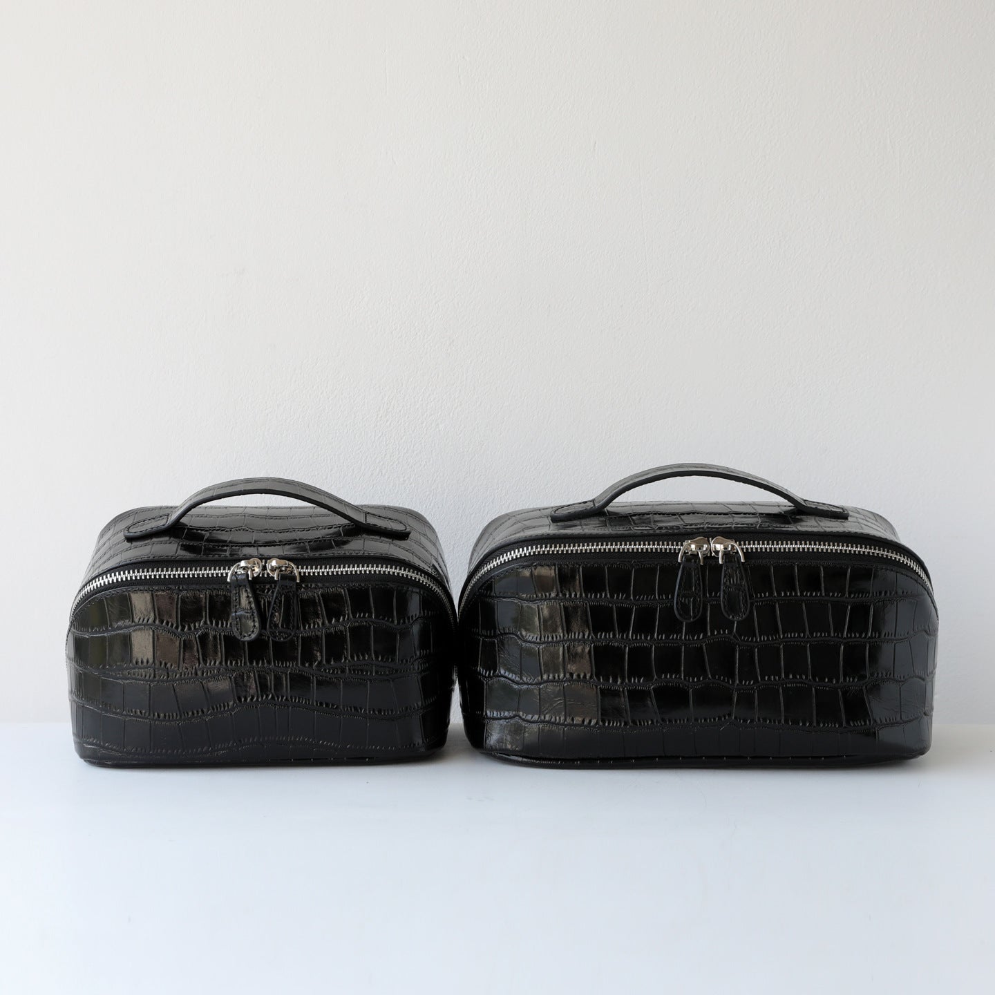 New Arrival Genuine Leather Croc-Effect Toiletry Bag for Travel, A Large Capacity Cosmetics Organizer Pouch with Premium Top-Layer Cowhide & Stylish Design