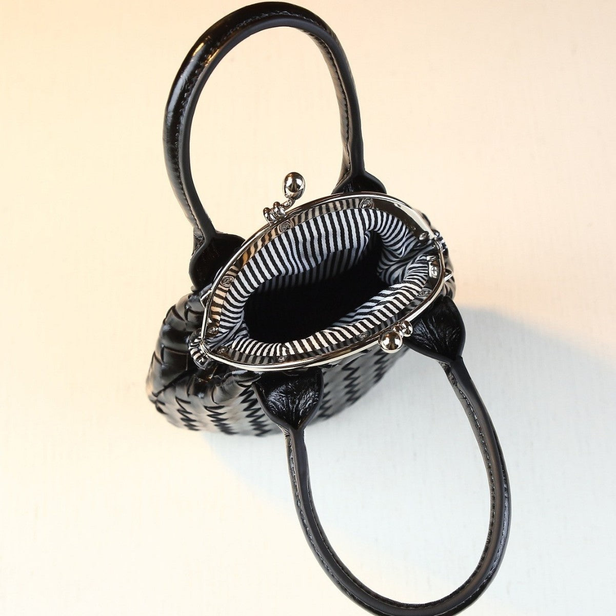 Woven Mini Shell Bag for Women Shoulder Crossbody Handbag, Casual Versatile Purse with Clasp Closure and Artisan Texture