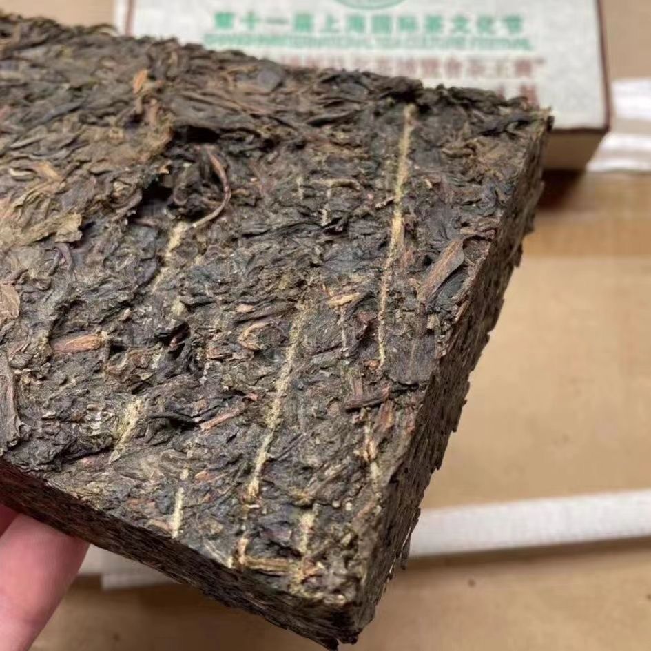 500G Raw Tea Brick Tea Yunnan Pu'er Tea 2002 Macau Hualian Banzhang Wild Tea