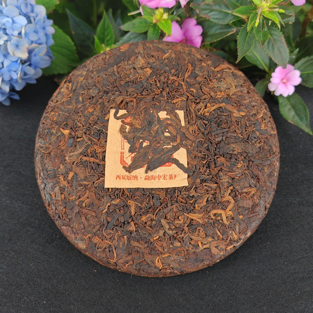 Yunnan ripe tea cake Yi Wu ripe Pu 'er tea aged old Pu 'er tea