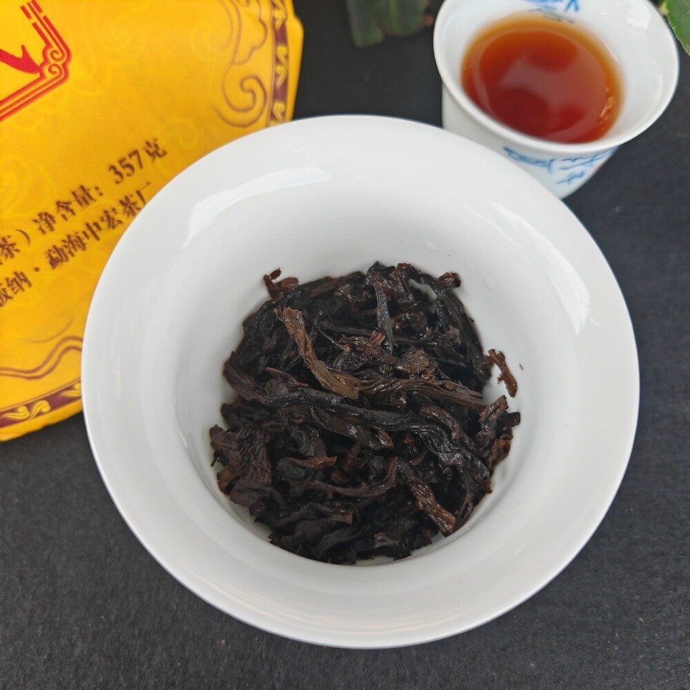 Yunnan ripe tea cake Yi Wu ripe Pu 'er tea aged old Pu 'er tea