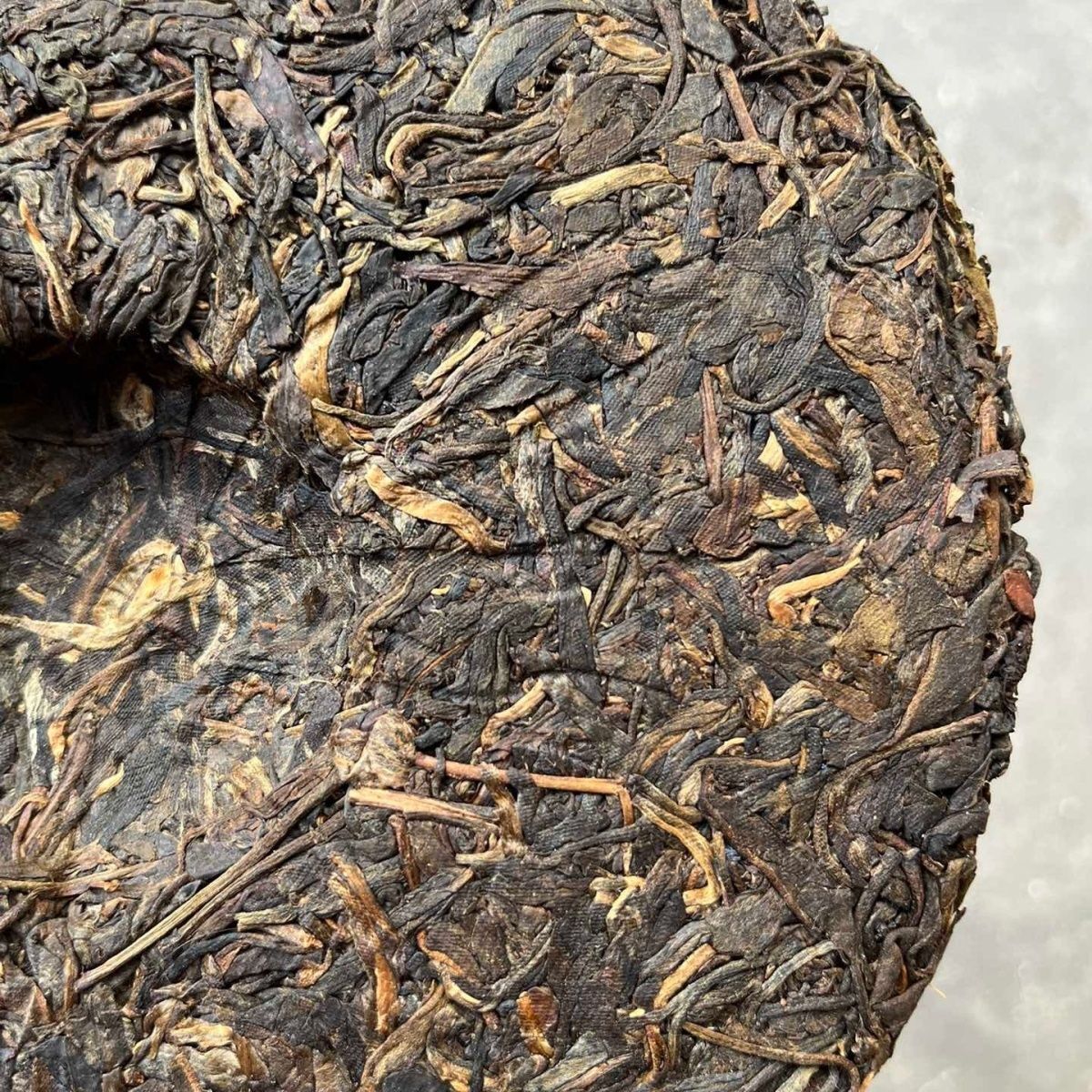 2004 Yunnan Puer Tea Lao Ban Zhang Raw Pu-erh Tea Cake Wild Tree Pu'er Tea 357g