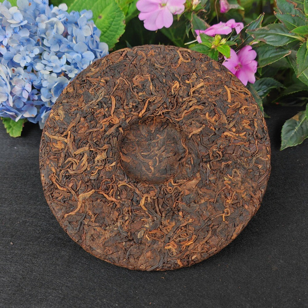 Yunnan ripe tea cake Yi Wu ripe Pu 'er tea aged old Pu 'er tea