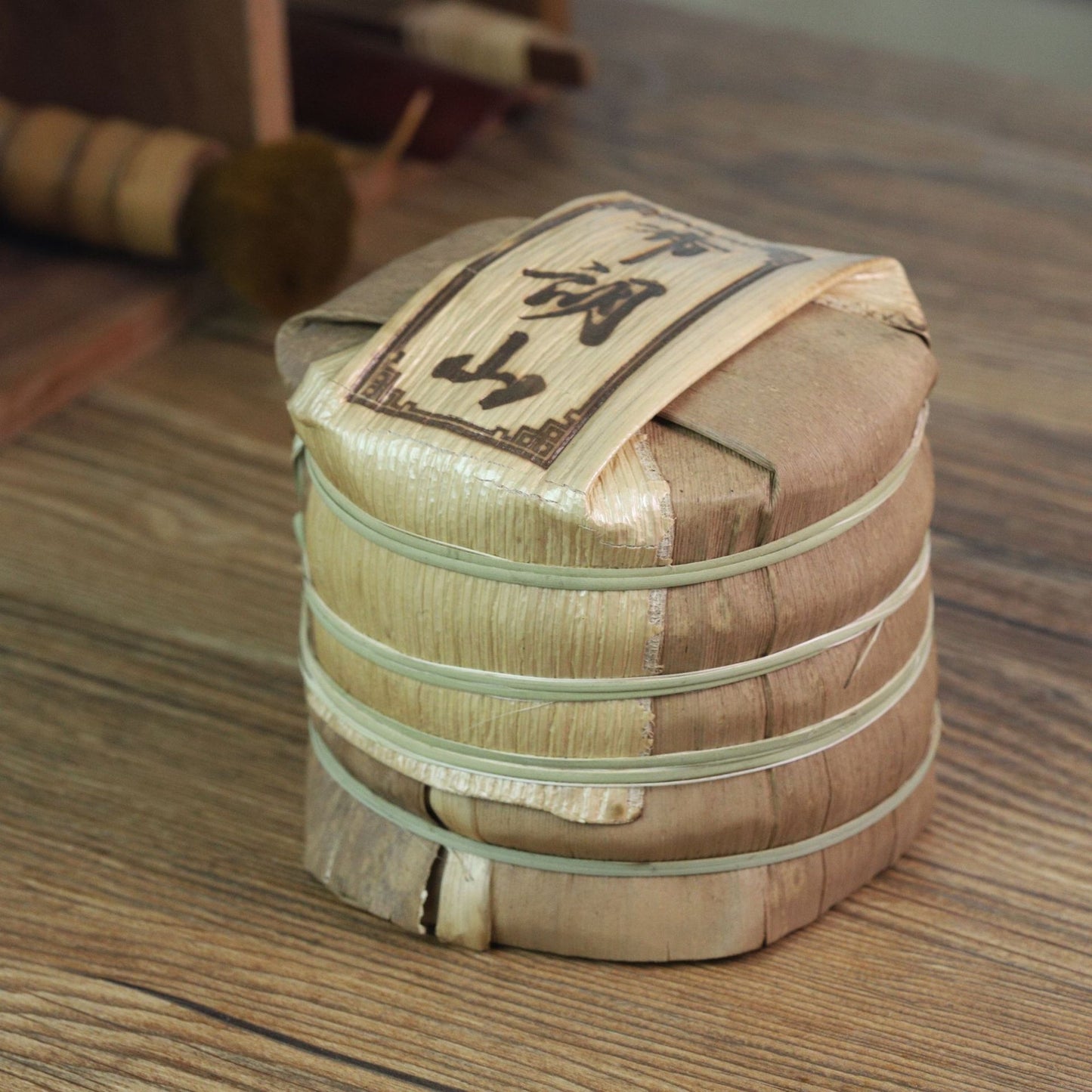 Yunnan Menghai Brown Big Tree Old Tea Ripe Tea Cake Collection Pu'er Tea 100g