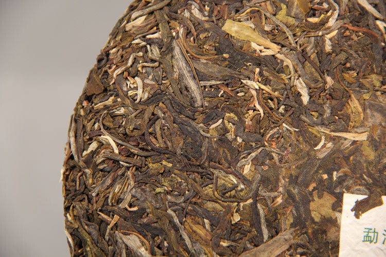 Menghai Nannuo Mountain Pu'er Tea Early Spring Raw Tea 357g Qizi Cake Tea