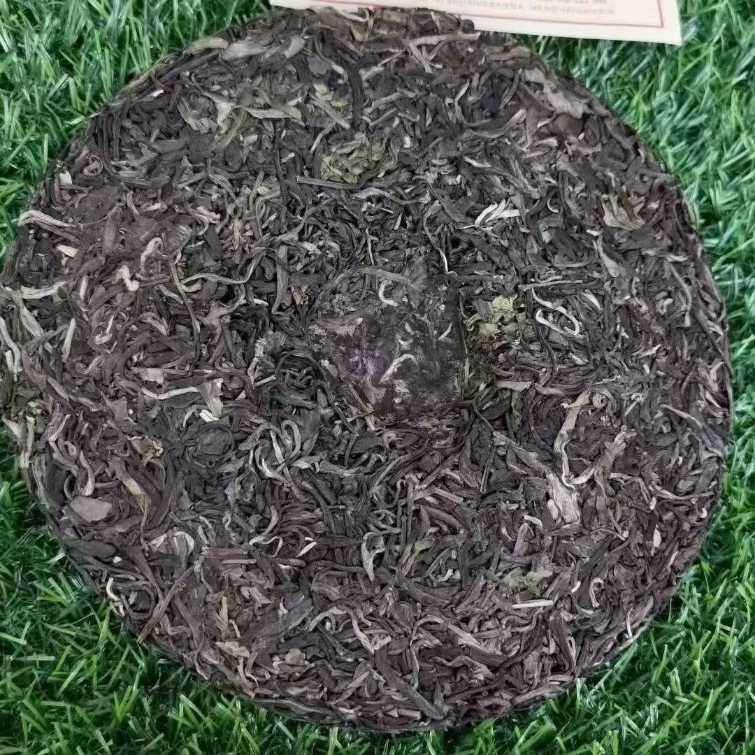 Aged Puer Raw Tea 2013 Yiwu Zhengshan Old Pu-erh Tea Yunnan Puerh Tea Cake 357g